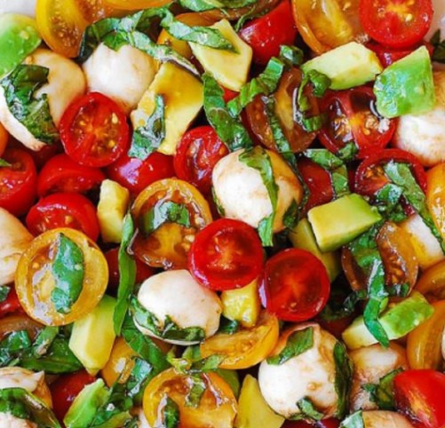 Salade de tomates cerises, avocat et bocconcini